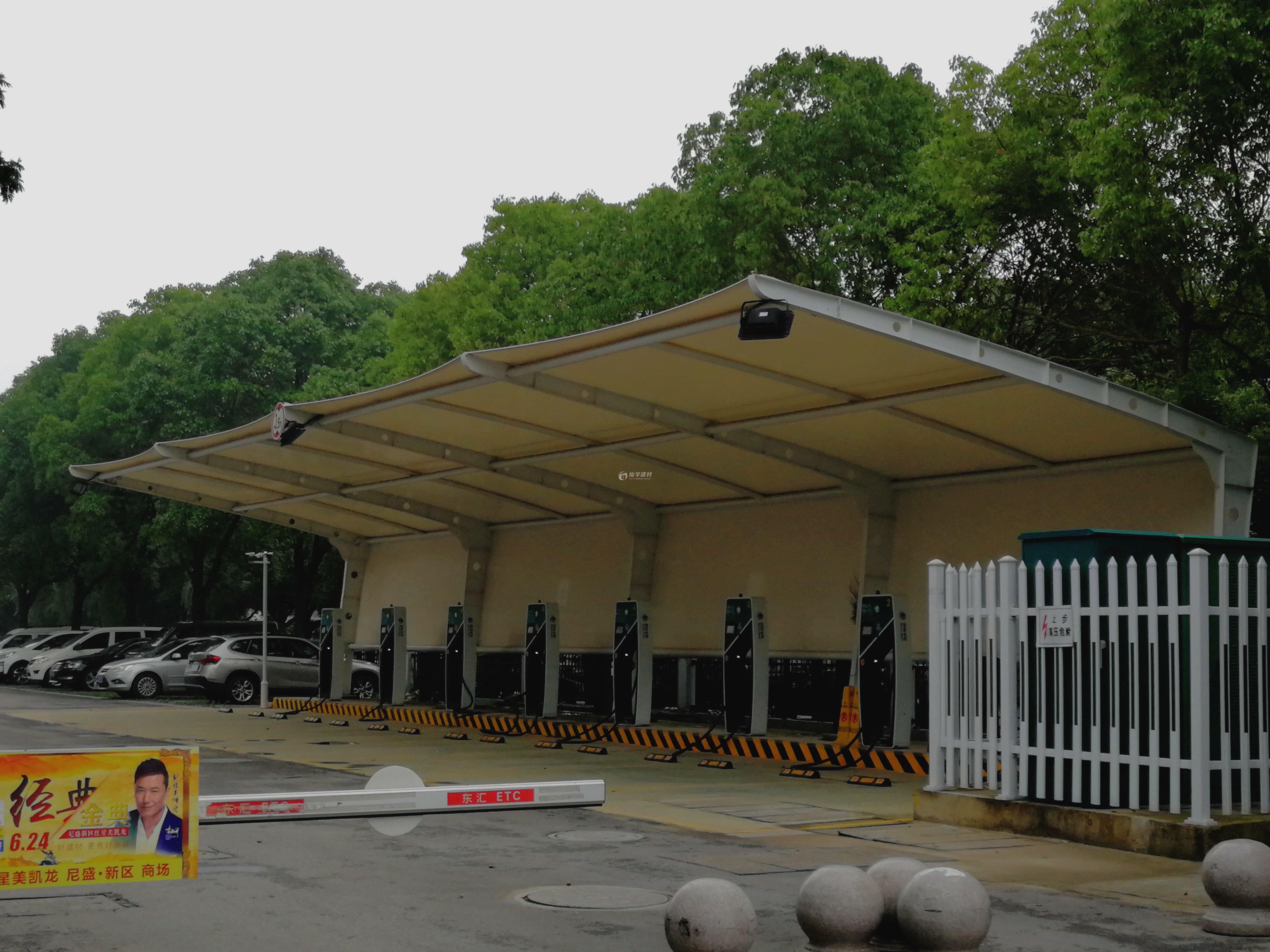 國家電網(wǎng)充電樁膜結(jié)構(gòu)車棚安裝完畢