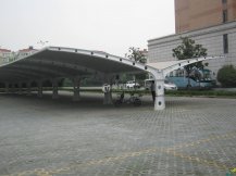 <b>住宅小區(qū)停車場(chǎng)定制停車棚安裝完成投入使用</b>